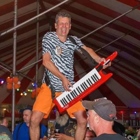 Bob op het podium met een rode keytar